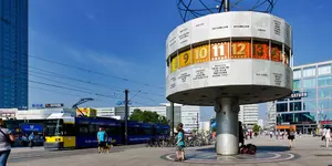 Ansicht Weltzeituhr am Alexanderplatz in Berlin bei schönem Wetter