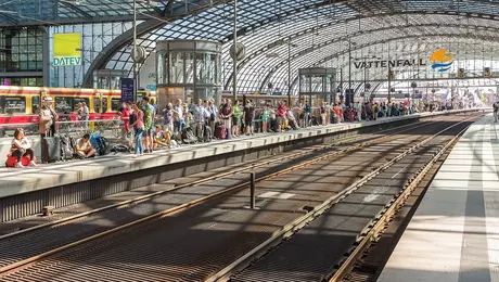 Gleise und Bahnsteig am Hauptbahnhof Berlin