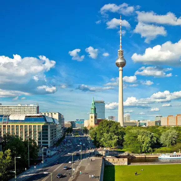 Blick auf den Fernsehturm Berlin bei strahlend blauem Himmel