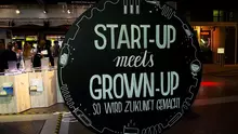 Schild mit der Aufschrift Startup meets Grownup